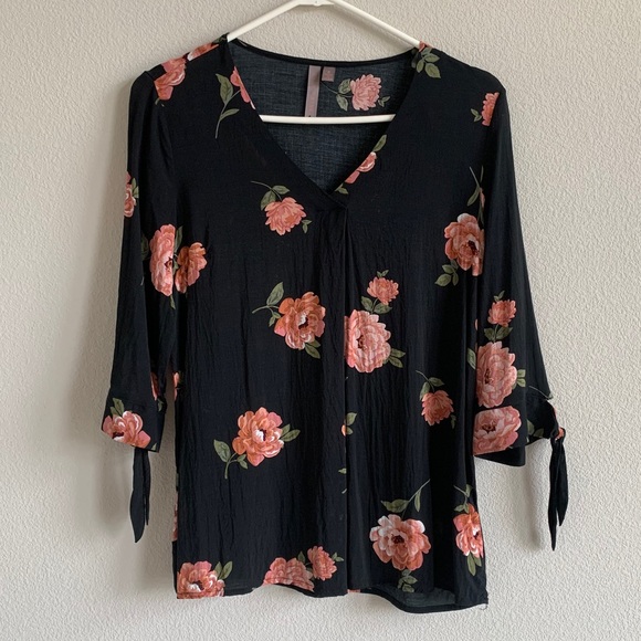 Brina & Em Liari Tie Sleeve Top - black w/ floral - Picture 2 of 4